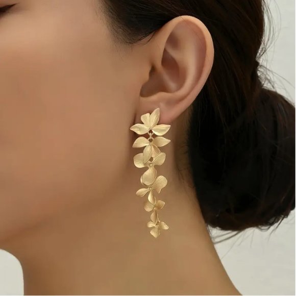 Jewelry - 🍏50% OFF/3+...Golden Lilac Flowers Dangle Earrings